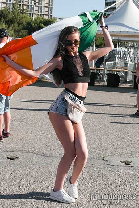 セクシーなシースルーのトップスにはスニーカーを合わせてカジュアルダウン