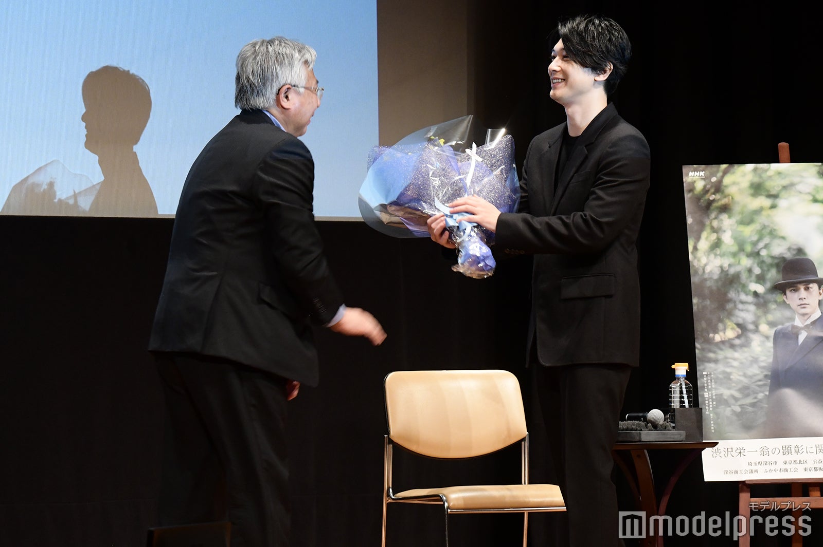 クランクアップを祝し、花束の贈呈も（C）モデルプレス