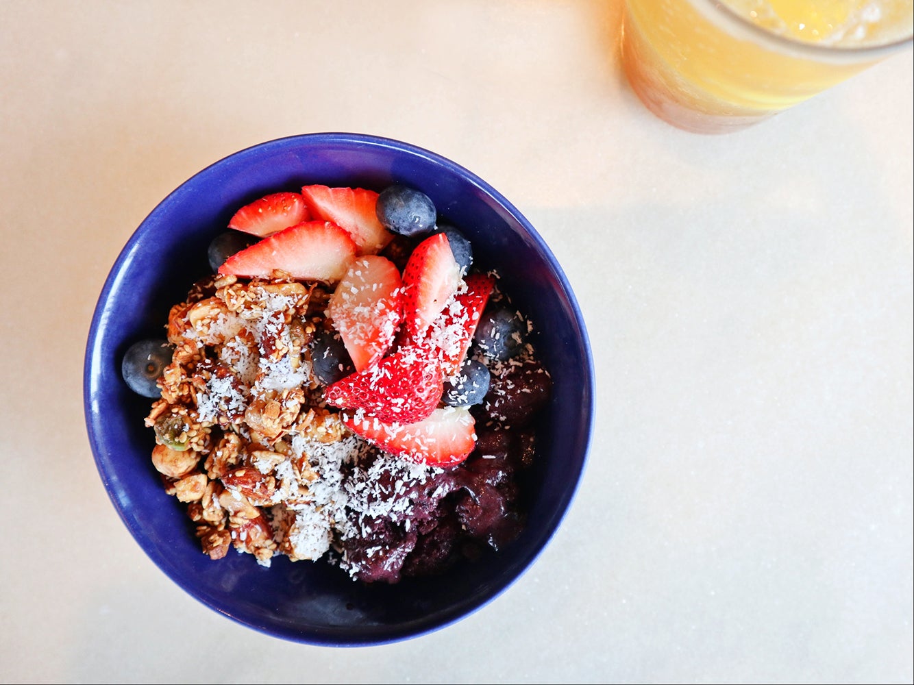 アサイーボウル w／ バナナ、ベリー、自家製グラノーラ／画像提供：bills japan