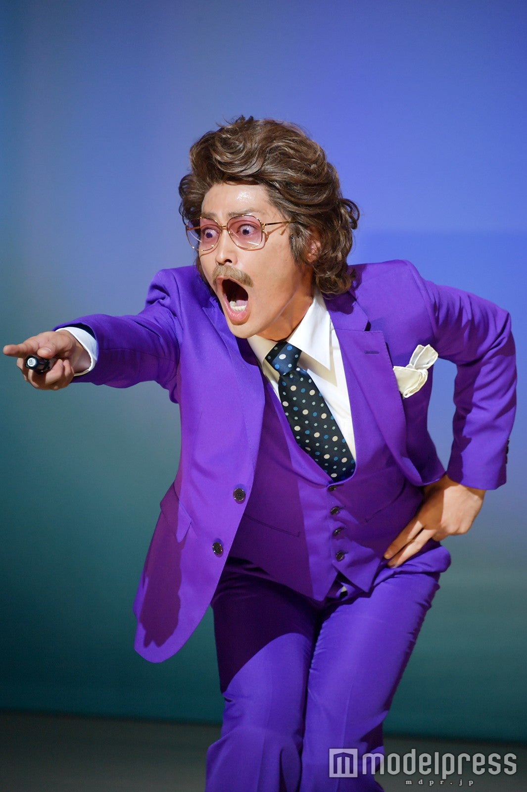 ゲネプロに集まったカメラマンにシャッターチャンスを与える“モテリーマン”安田顕（C）モデルプレス