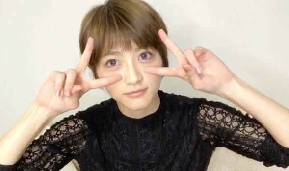 ピンク色のカラーコンタクトを装着して登場した若月佑美(提供写真)