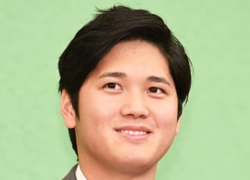 大谷翔平 ブラックコーデがめちゃスマート！髪形もバッチリ！スキーンズとニッコニコで談笑 全米野球記者協会の夕食会出席
