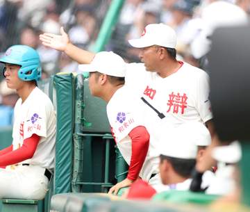 智弁和歌山 ビデオ検証求めるも判定変わらずアウト 初回の攻撃で三塁クロスプレー