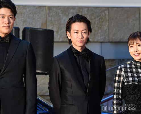 佐藤健、鈴木亮平&松岡茉優と“3兄妹”でレッドカーペット降臨 黄色い声響く<第32回東京国際映画祭>