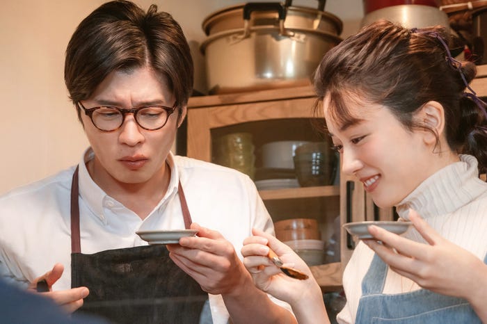 田中圭、永野芽郁(C)2021 映画「そして、バトンは渡された」製作委員会