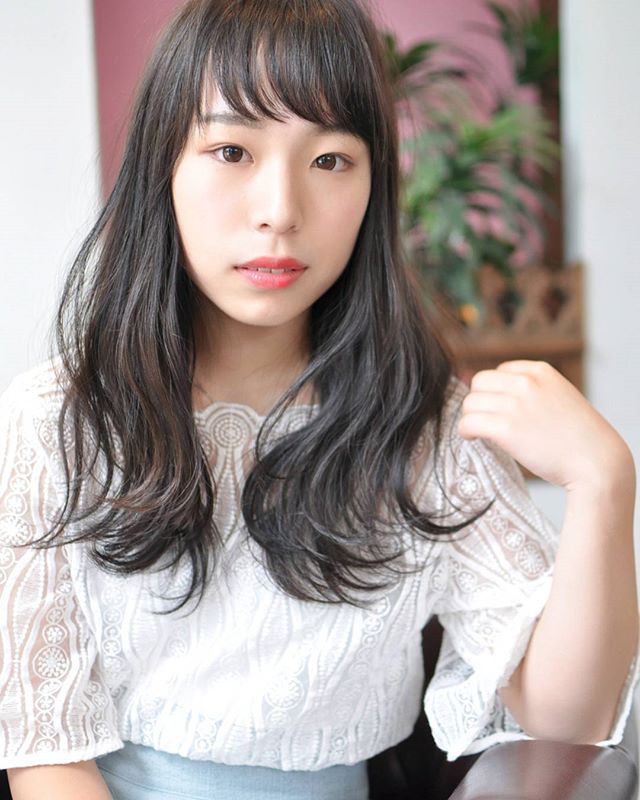 伸ばしかけ前髪の巻き方をご紹介 巻き方一つで印象を変える垢抜けアレンジ モデルプレス 伸ばしかけ前髪の巻き方をご紹介 巻き方一つで印象を変える垢抜けアレンジ モデルプレス