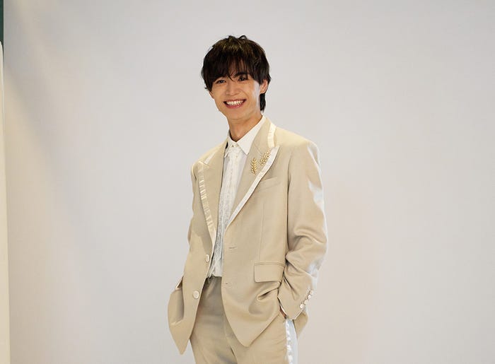 撮影スタッフの声がけに笑顔で答える溝口琢矢/モデルプレス独占カット(提供写真)