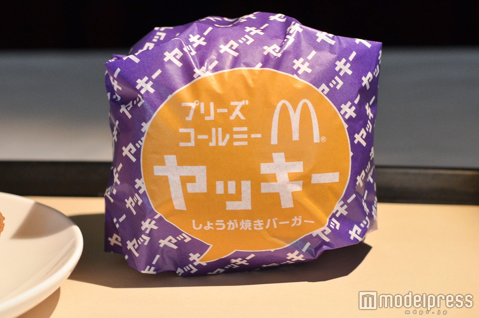 しょうが焼きバーガーパッケージ（C）モデルプレス