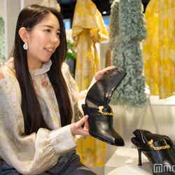 「H＆M」PR担当・須貝紗妃氏、ブーツは53％がグレープの皮からできたという「グレープレザー」のアイテム（C）モデルプレス
