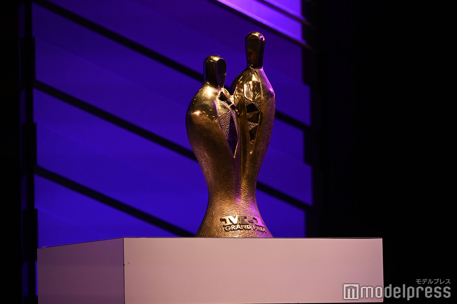 トロフィー（C）モデルプレス