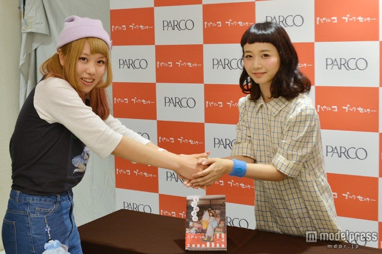 ファンと握手する三戸なつめ