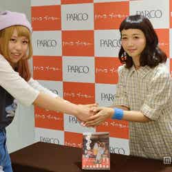 ファンと握手する三戸なつめ