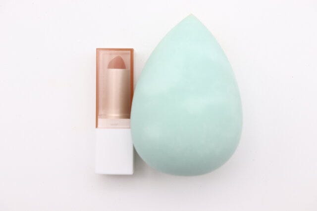 ダイソーのメイクパフ（しずく型、ケース付）の水を含んだあと