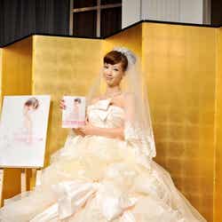 ウエディングドレスで登場したほしのあき