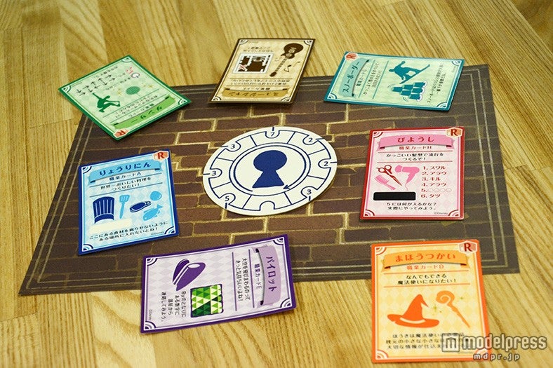 カードとコースターを並べる