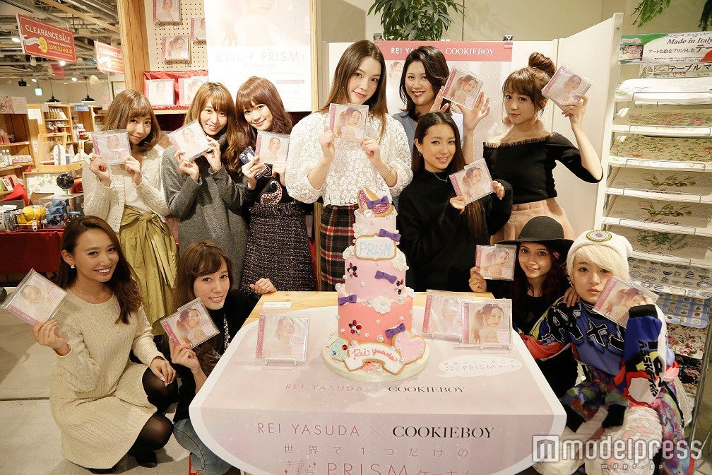 安田レイ（中央）