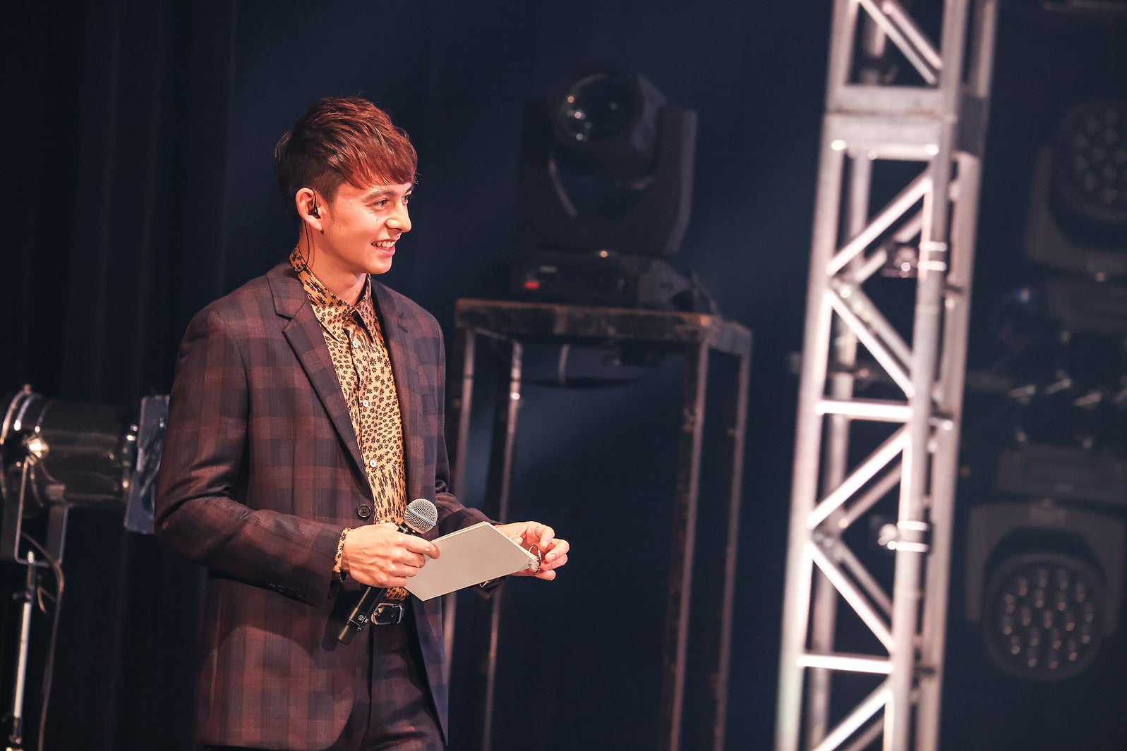 司会のハリー杉山／JO1 2ND ALBUM発売記念ショーケースイベント「PARTY With Us」（C）LAPONE ENTERTAINMENT