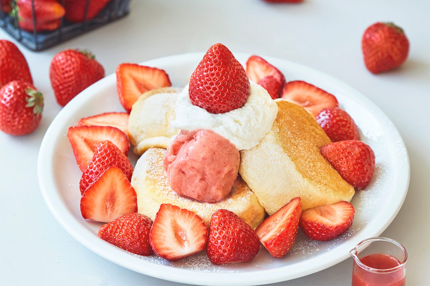 スフレパンケーキ専門店「フリッパーズ」あまおういちごの贅沢メニュー登場