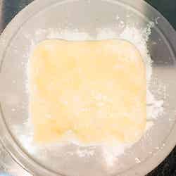 手順4：片栗粉を敷いたお皿に先程温めた材料を出し粗熱をとる／画像提供：柏原歩