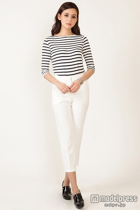 着痩せ効果の高いハイウエスト×センタープレスのクロップドパンツ／画像提供：「GINA JEWELRY」5,280円（税込）