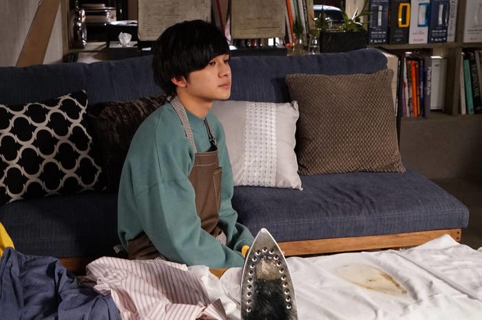 アイロン失敗…ショボンな朔/「隣の家族は青く見える」より(C)フジテレビ