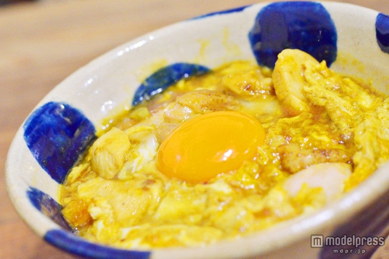 沖縄の焼き物・やちむんで提供される「カレー親子丼」￥850