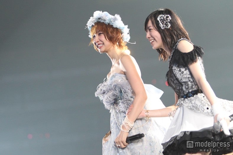 「上からマリコ」を歌唱する篠田麻里子（左）と松井珠理奈（右）／「AKB48 2013真夏のドームツアー～まだまだ、やらなきゃいけないことがある～」福岡公演2日目より（C）AKS