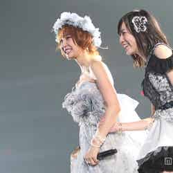 「上からマリコ」を歌唱する篠田麻里子（左）と松井珠理奈（右）／「AKB48 2013真夏のドームツアー～まだまだ、やらなきゃいけないことがある～」福岡公演2日目より（C）AKS