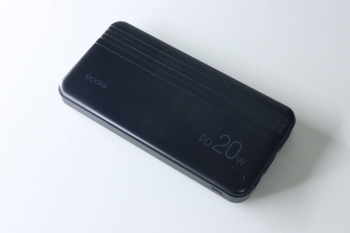 黒いモバイルバッテリー本体を斜め上から撮影