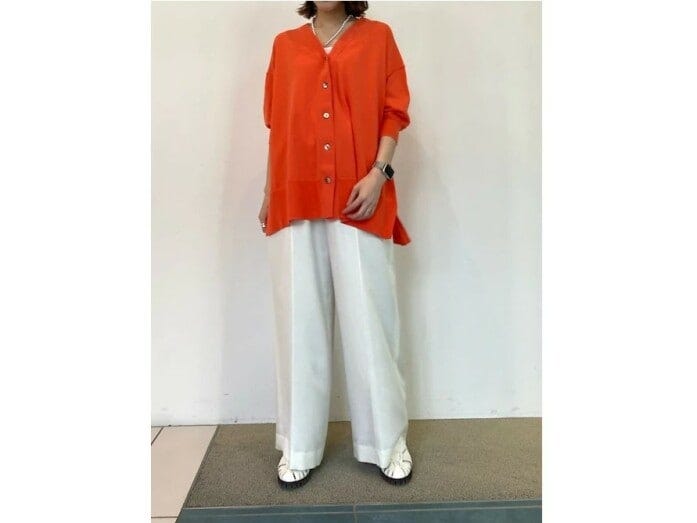 サンダルにはフルレングス丈のパンツを合わせて、なるべく足元を冷やさない工夫を 出典:WEAR