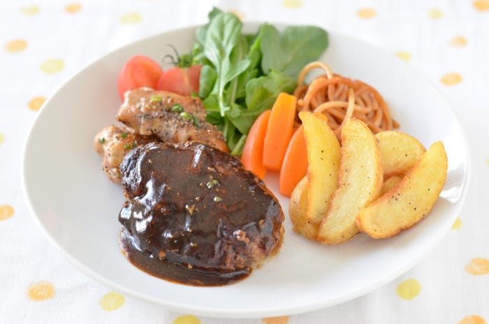 彼女に作って欲しい手料理ランキング第3位「ハンバーグ」/photo by ぱくたそ