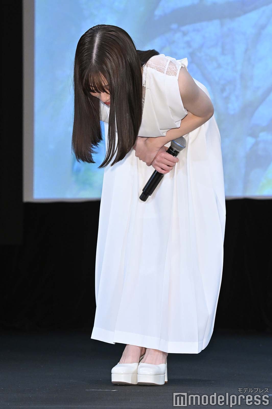 深々とお辞儀する橋本環奈（C）モデルプレス