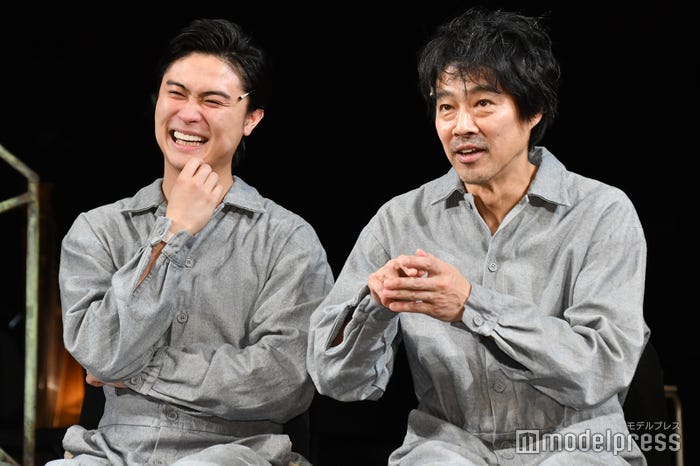 終始楽しそうな橋本良亮&堤真一(C)モデルプレス