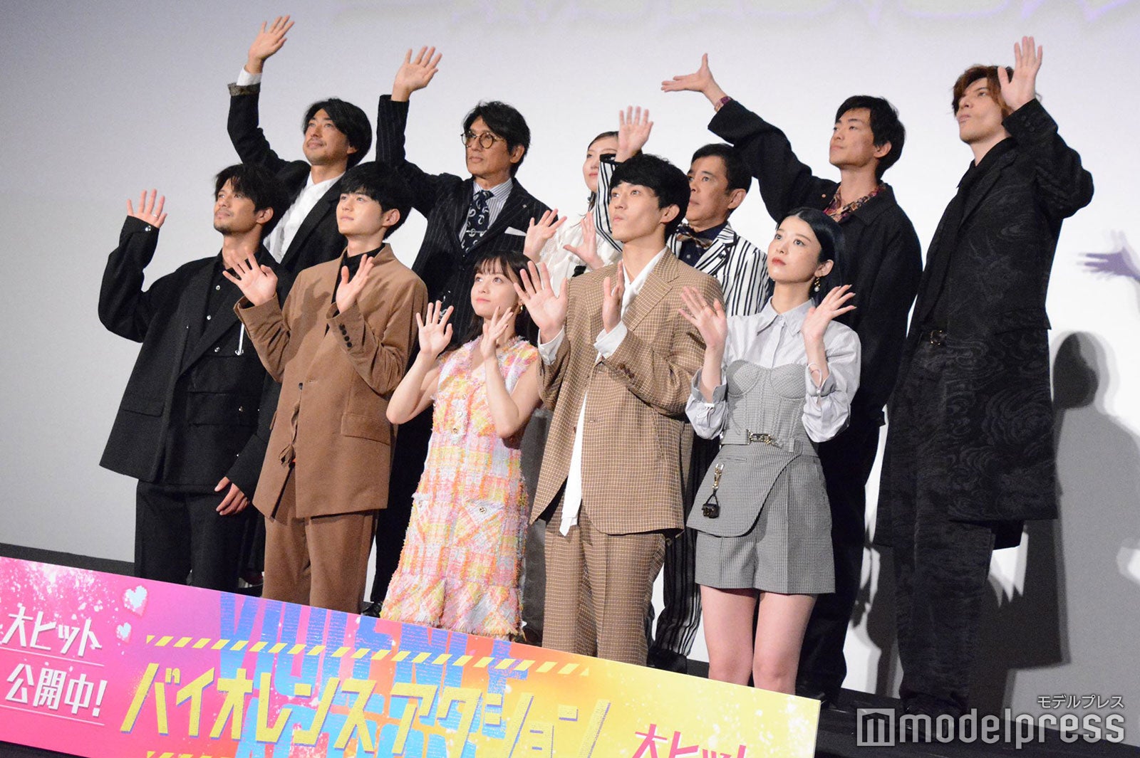 （上段左から）瑠東東一郎監督、高橋克典、太田夢莉、岡村隆史、大東駿介、城田優（下段左から）森崎ウィン、鈴鹿央士、橋本環奈、杉野遥亮、馬場ふみか（C）モデルプレス