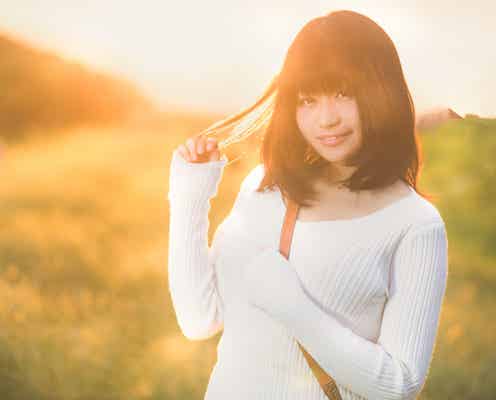 髪をくるくるといじる女子が“ミステリアスモテ”する!?その説を徹底考察!【恋愛仮説シリーズ】