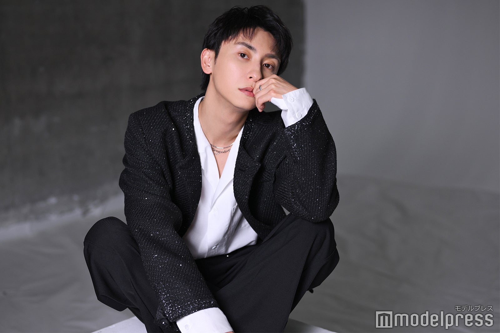 與真司郎／スタイリスト：SUGI （FINEST）ヘアメイク：佐藤真希／Maki Sato（C）モデルプレス