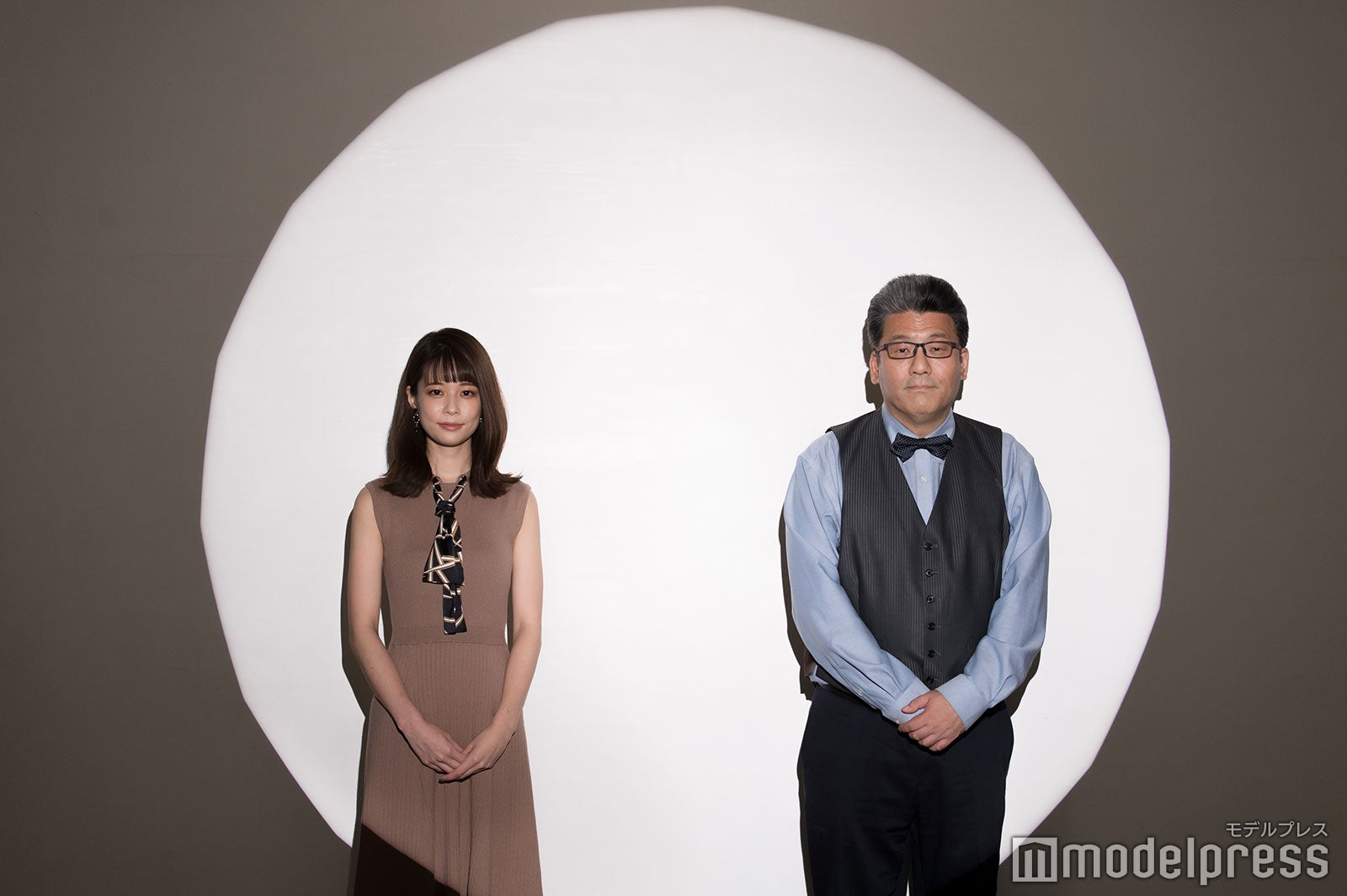 鈴木唯アナウンサー、軽部真一アナウンサー （C）モデルプレス