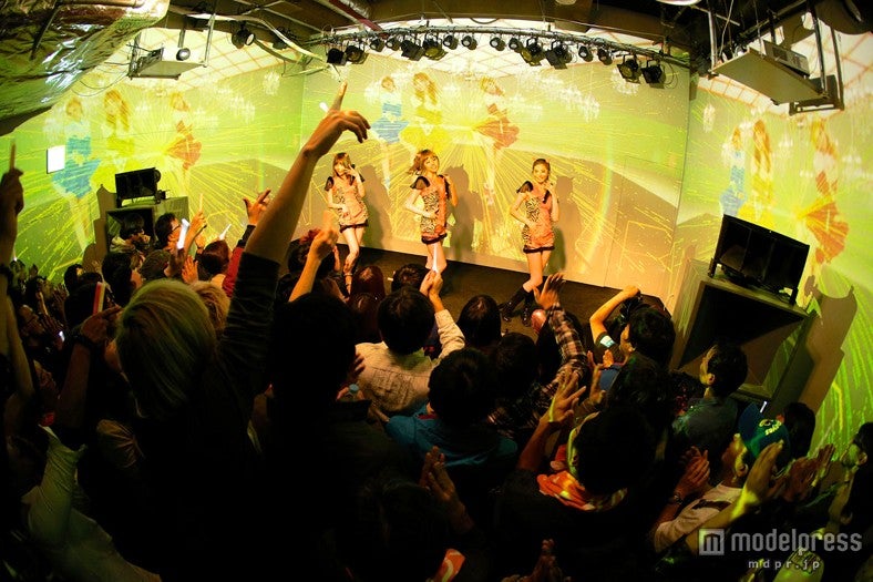 キュートなダンスでファンを魅了したORANGE CARAMEL