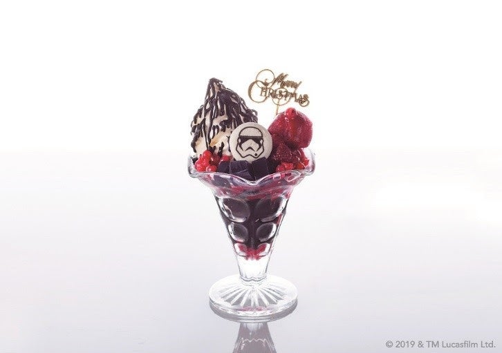 ダークサイド・ソイチャコールパフェ1,320円（税込）／画像提供：丸の内PR事務局