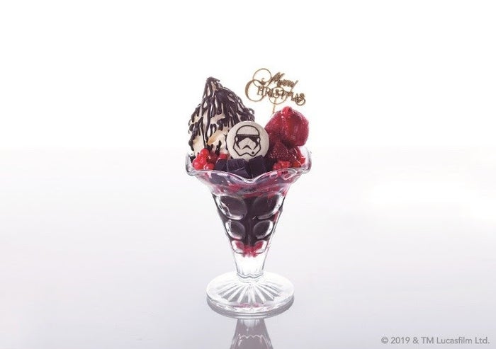 ダークサイド・ソイチャコールパフェ1,320円(税込)/画像提供:丸の内PR事務局