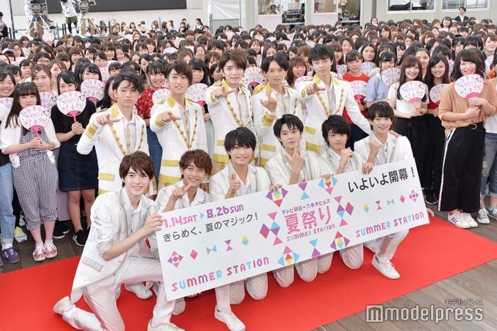 (後列:HiHi Jets/左から)猪狩蒼弥、橋本涼、髙橋優斗、井上瑞稀、作間龍斗(前列:東京B少年/左から)岩﨑大昇、藤井直樹、那須雄登、佐藤龍我、金指一世、浮所飛貴(C)モデルプレス