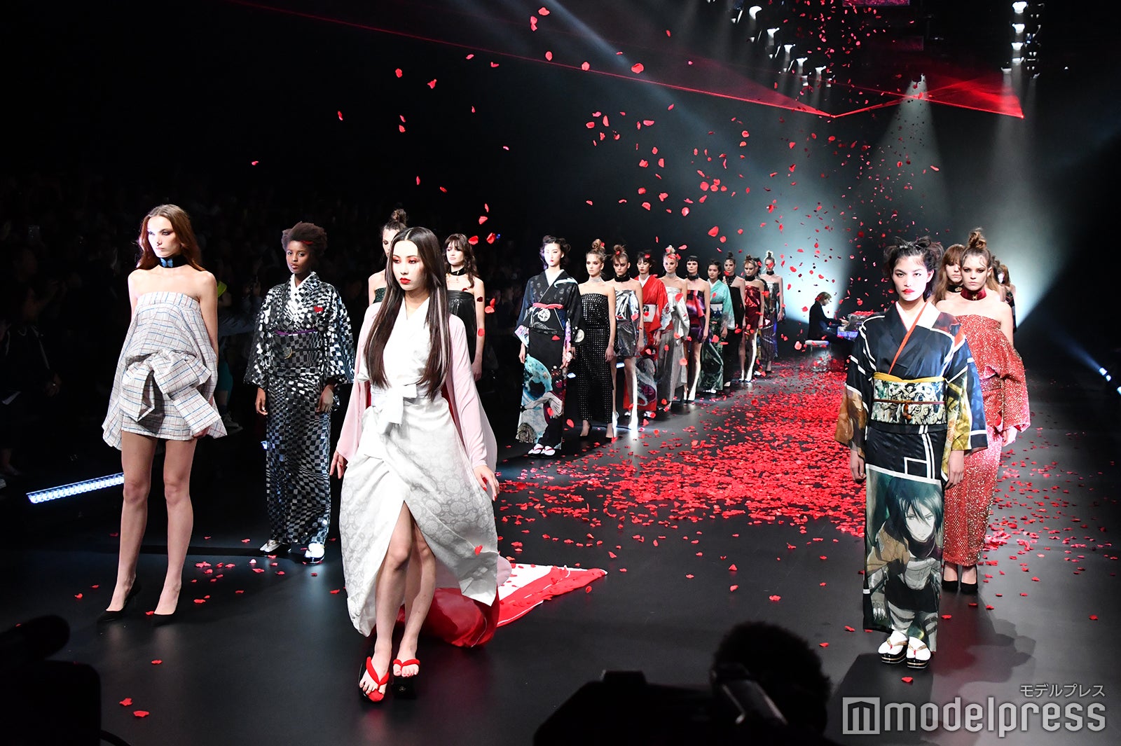 ファッションショーの様子／YOSHIKI（奥）（C）モデルプレス