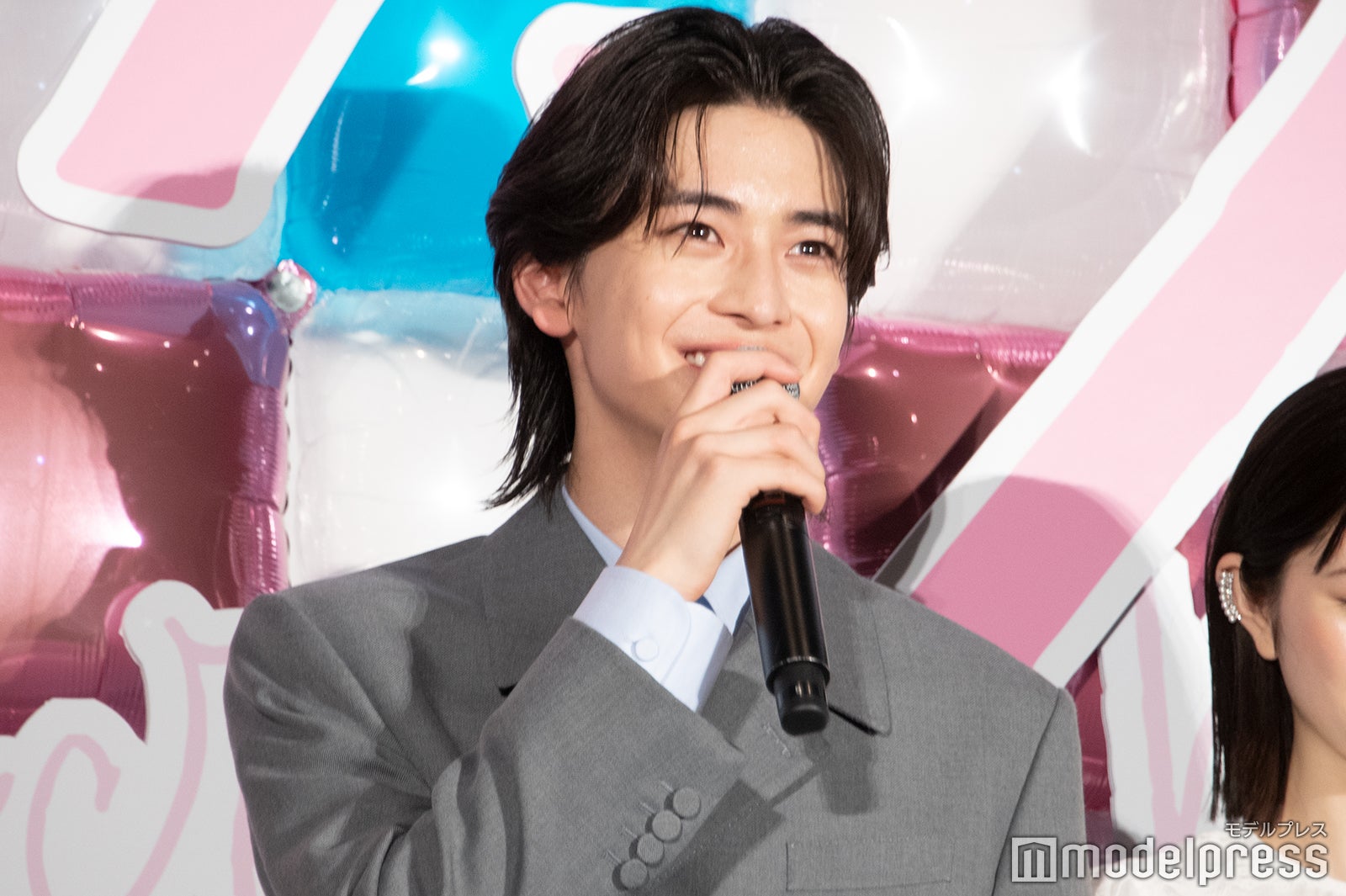コメントで噛んでしまい照れ笑いを見せる高橋文哉（C）モデルプレス