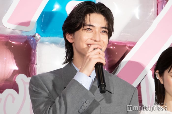 コメントで噛んでしまい照れ笑いを見せる高橋文哉(C)モデルプレス