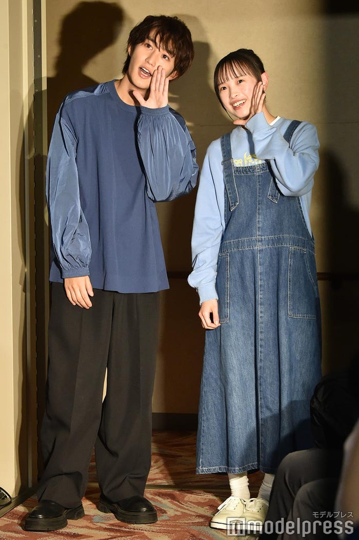 “メイこい”ポーズをする橋本涼、大和奈央(C)モデルプレス