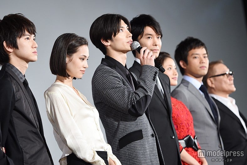 三浦春馬（中央）