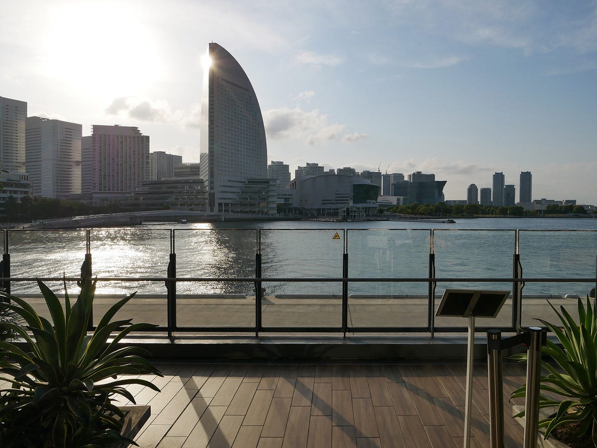 映画を観て泣いている青木を井田が慰めるシーンには同店のテラス席が登場