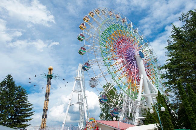 富士急ハイランド、大観覧車に牢屋型ゴンドラ導入 遥か下の地面が見えるスリルを体感