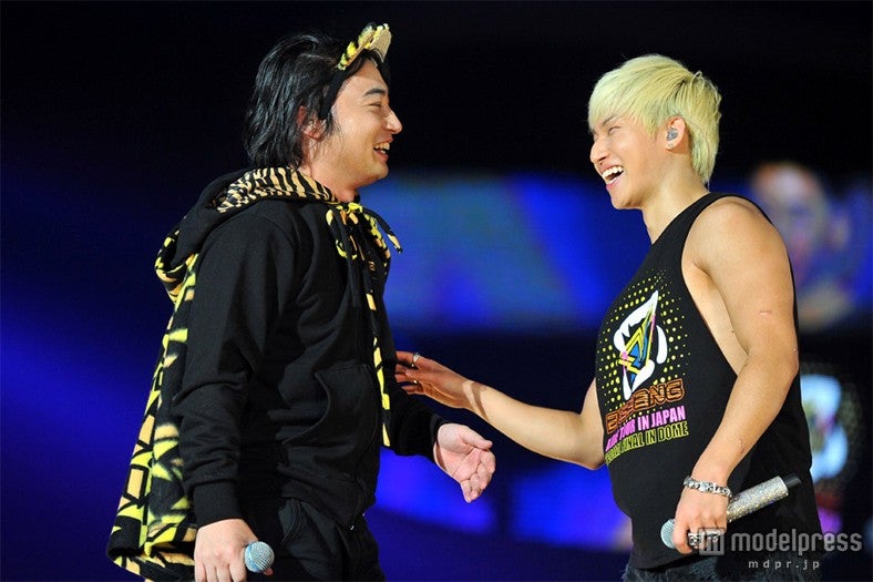 サプライズ登場したジャングルポケット・斉藤慎二（左）とD‐LITE（右）