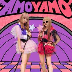 メジャーデビューシングル「LET’S GO OUT」が、アニメ「銀魂」10月クールのオープニングテーマに起用されたAMOAYAMO（左から：AMO、AYAMO）